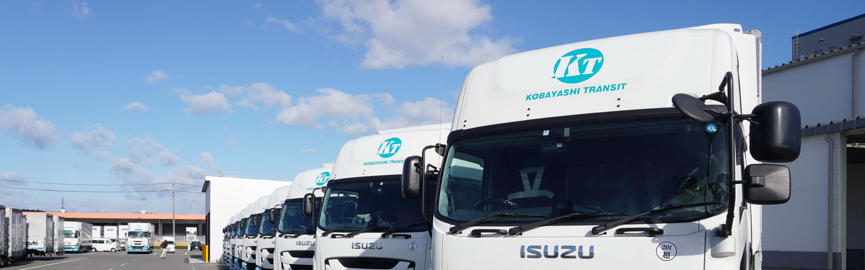 トラックが並んでいる画像