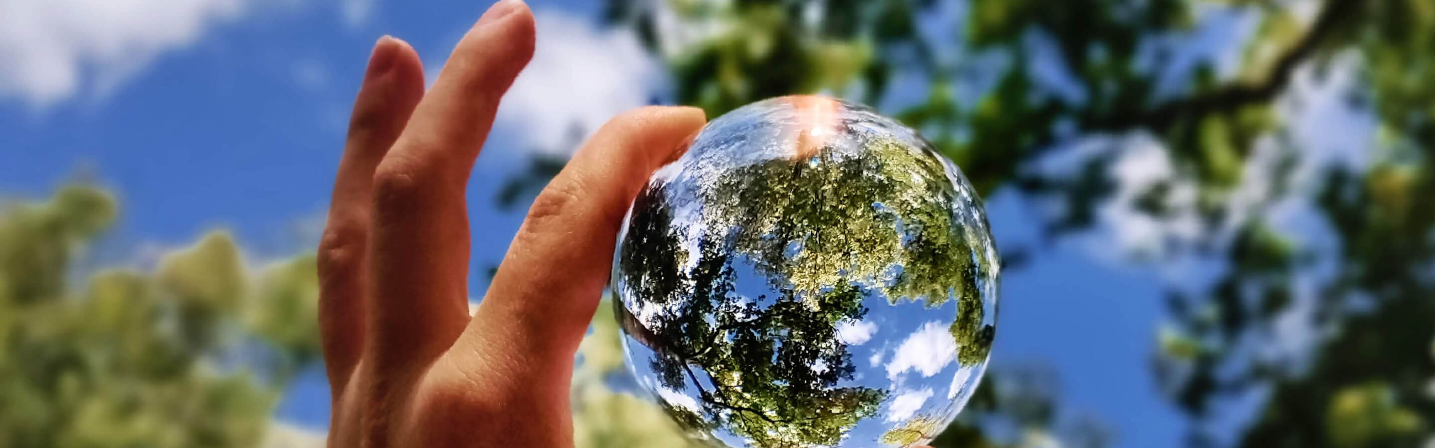 水の塊を持つ画像