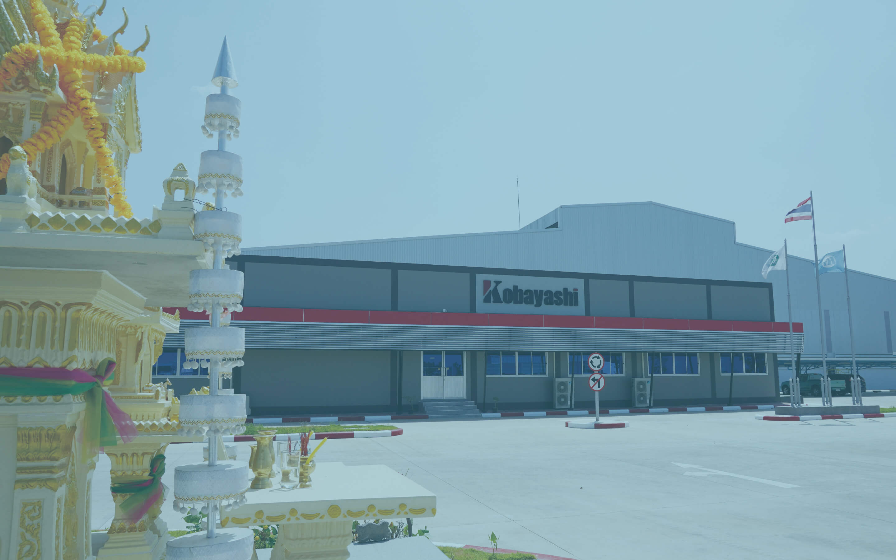 トラックが並んでいる画像