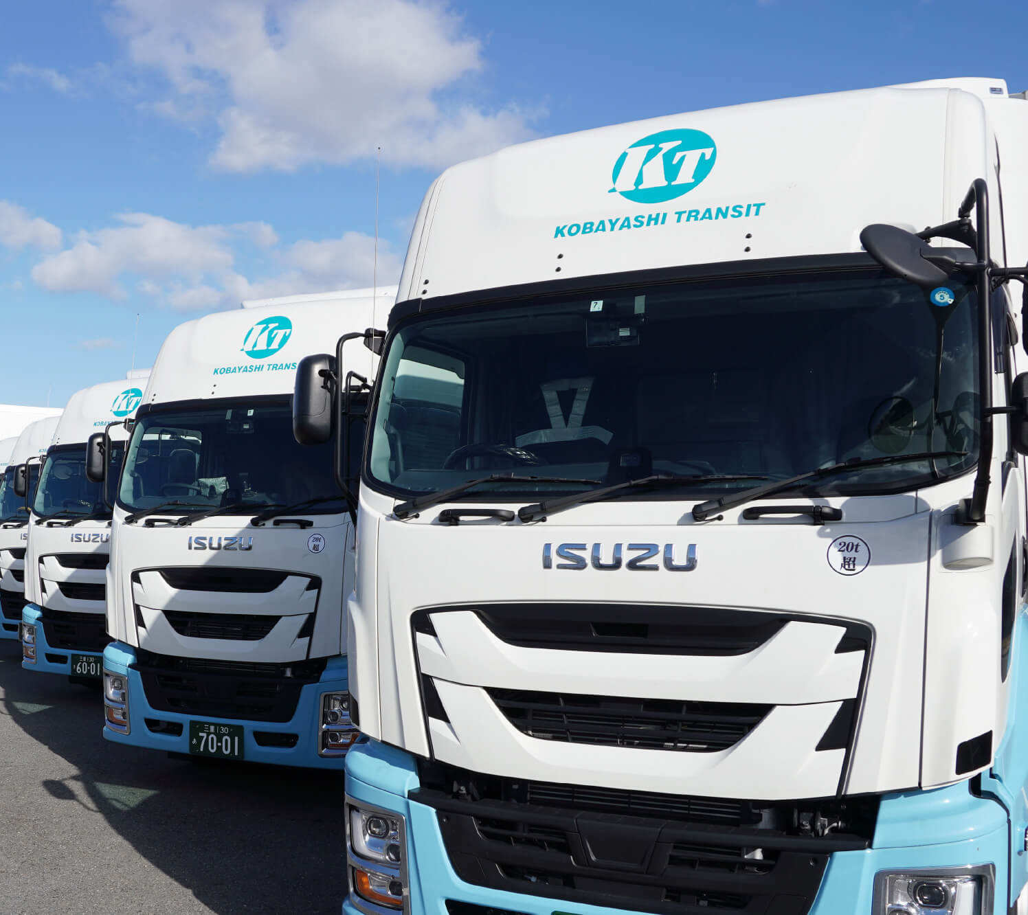 トラックが並んでいる画像