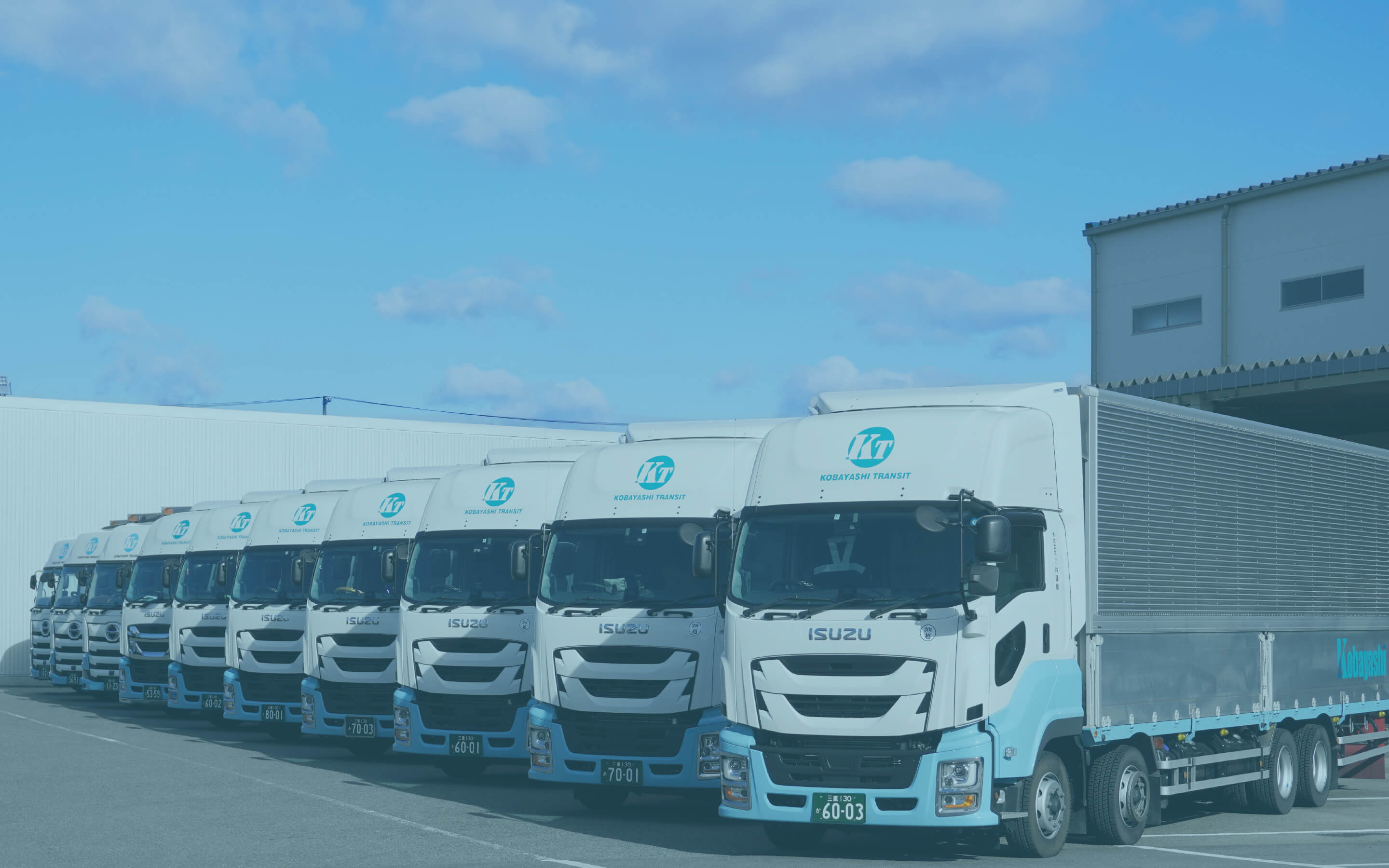 トラックが並んでいる画像