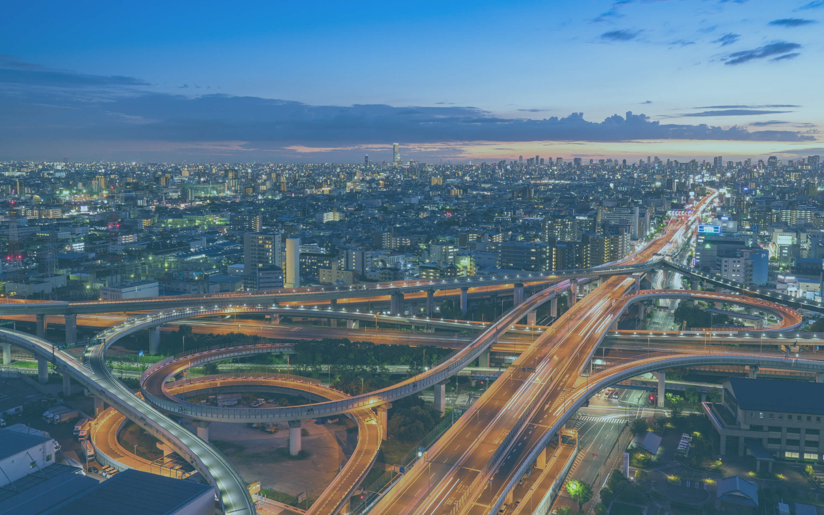 夜の高速道路の画像